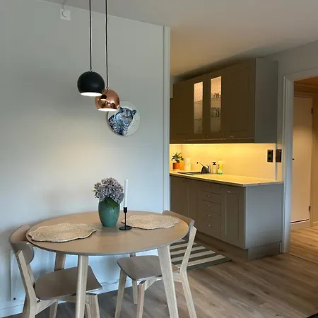 Lägenhet Cozy With Location And Parking