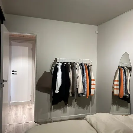Cozy With Location And Parking